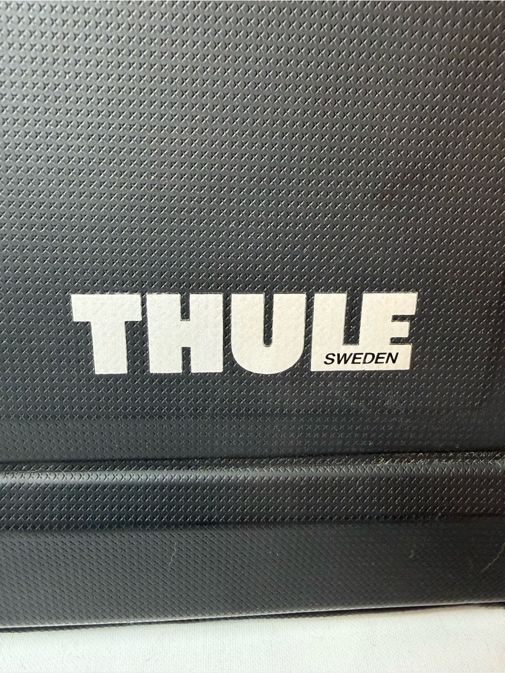 Thule Gauntlet Hardshell Computer Sleeve with Zip - Picture 2 of 4